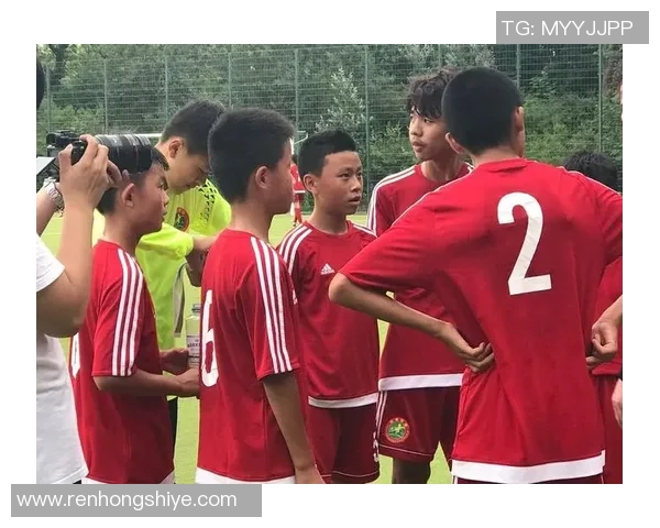 《足球梦想之路:球星少年成长记与激战赛场精彩瞬间》 《足球梦想之路:球星少年成长记与激战赛场精彩瞬间》