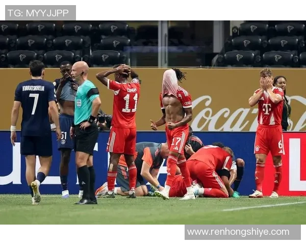 足球球星抱头瞬间展现赛场激情与无奈情绪交织的精彩画面